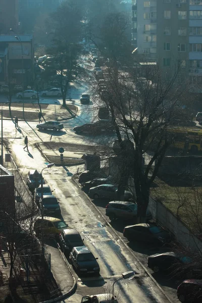 Туманное Солнечное Утро Вид Окна Городские Здания Улицу Людей Машины — стоковое фото