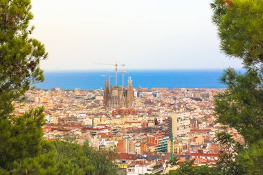 Barselona, İspanya, Ağustos 2019. Yazın şehrin panoramik manzarası, ufukta Sagrada Familia görünümü ve uzakta gökyüzü. Avrupa 'da yaz tatili. İspanya 'yı gezmek.