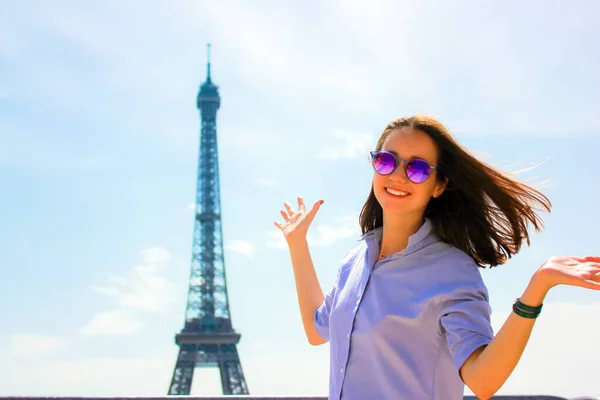 Ein Fröhliches Touristenmädchen Paris Hintergrund Des Eiffelturms Und Des Blauen — Stockfoto