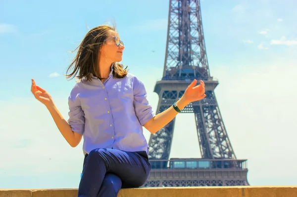 Ein Fröhliches Touristenmädchen Paris Hintergrund Des Eiffelturms Und Des Blauen — Stockfoto