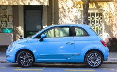 Barselona, İspanya, Ağustos 2019. Avrupa 'da bir caddeye park edilmiş küçük mavi bir araba. Yüksek kalite fotoğraf