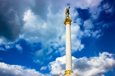 Kyiv, Ukrayna, Mayıs 2019. Meydan Nezalezhnosti veya Bağımsızlık Meydanı 'ndaki Bağımsızlık Anıtı' nın tepesindeki Berehynia Heykeli. Mavi bulutlu gökyüzü.