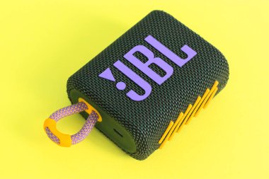 Kyiv, Ukrayna. 3 Mart 2020. JBL Go 3 akustik müzik hoparlörü. Sarı arka planda mor JBL harfleri olan koyu dikdörtgen müzik hoparlörü. Güzel modern stil ekipmanları.