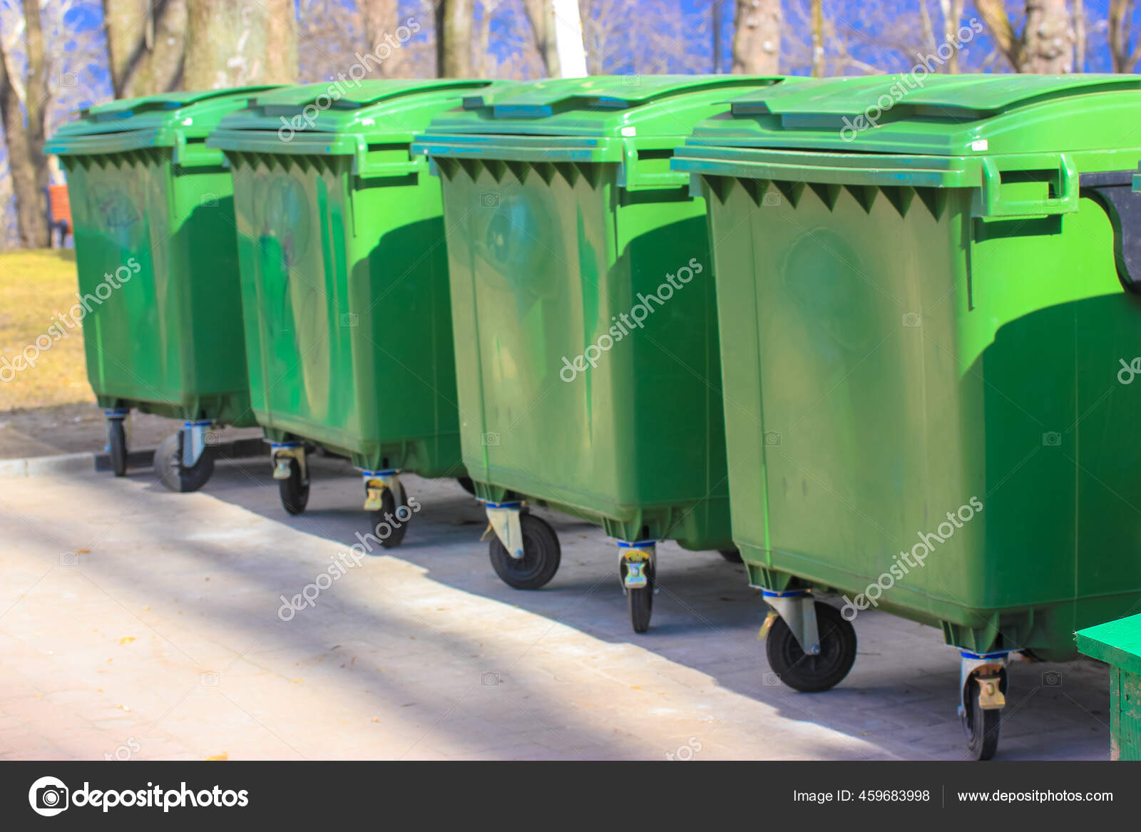 https://st2.depositphotos.com/30884172/45968/i/1600/depositphotos_459683998-stock-photo-large-green-plastic-trash-cans.jpg