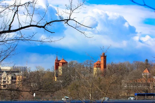 Wysoka Czerwona Wieża Budynku Zwieńczona Wieżą Tle Błękitnego Nieba Wiosenny — Zdjęcie stockowe