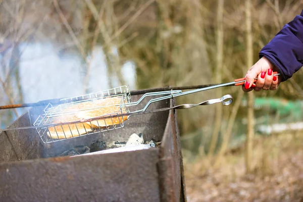 Nierozpoznana Kobieta Przygotowująca Kanapki Grillem Grillu Gotowanie Łonie Natury Metalowy — Zdjęcie stockowe