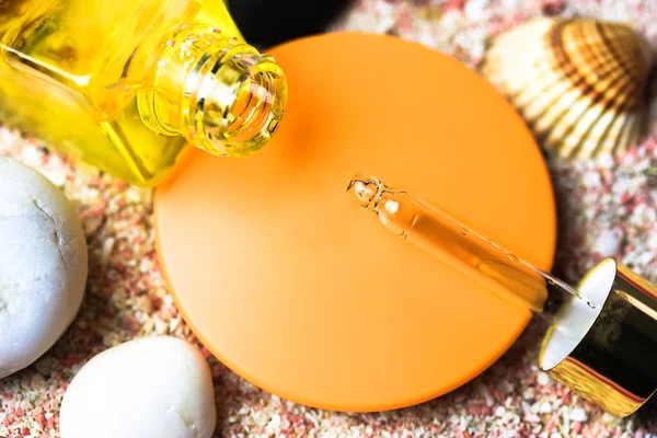 필수적 기름을 드로퍼 화장품 조개껍데기 필수적 태양으로부터 보호하기 선크림 화장품 — 스톡 사진