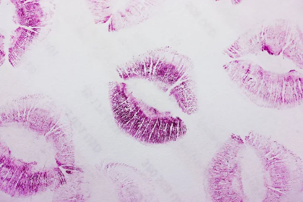 Beijos Roxos Abstratos Isolados Fundo Branco Muitas Impressões Labiais Femininas — Fotografia de Stock