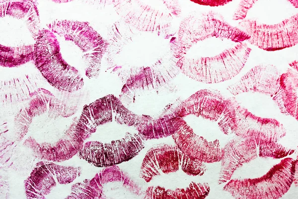 Abstract Roze Kusjes Geïsoleerd Witte Achtergrond Veel Vrouwelijke Lipafdrukken Papier — Stockfoto