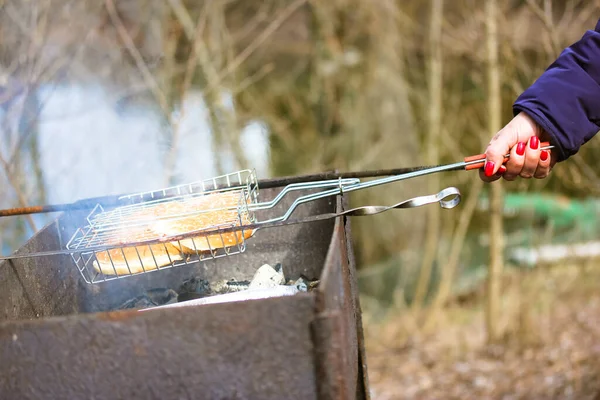 Femme méconnaissable préparant des sandwichs barbecue sur un gril. Cuisiner sur la nature — Photo