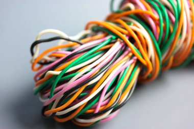 Bir sürü renkli elektrik, araba, bilgisayar, telefon kablosu..