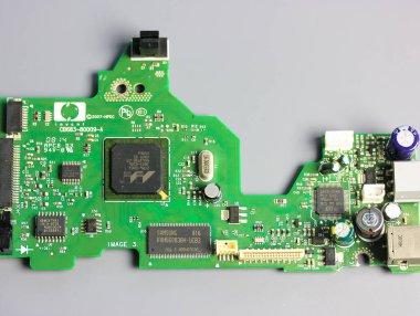 Düz yeşil bir elektronik devre kartı. PCB panosunun üst görüntüsü, yakın plan. Çeşitli elektronik parçaları elektriksel ve mekanik olarak bağlamak için amatör radyo tasarımları. Teknoloji geçmişi