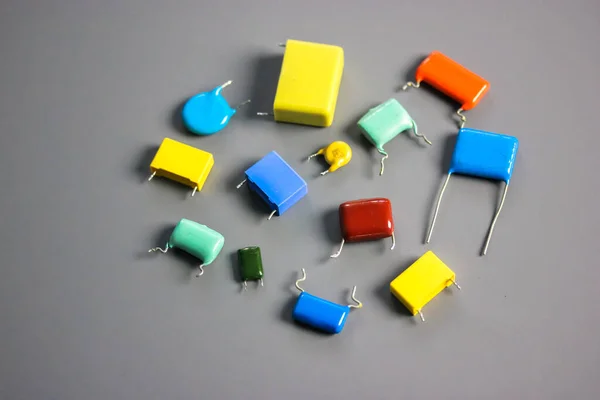 Condensadores Película Multicolor Polipropileno Subminiatura Sobre Fondo Gris Piezas Electrónicas — Foto de Stock