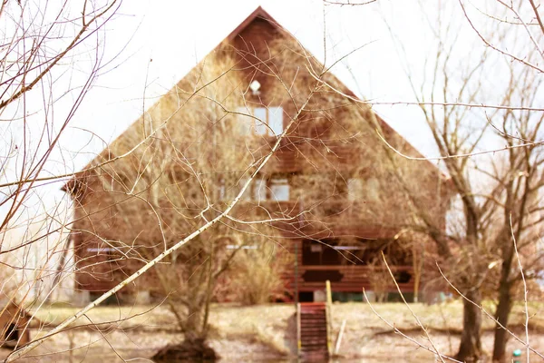 Fotografie Eines Schönen Hauses Zwischen Bäumen Mit Kahlen Ästen Landhaus — Stockfoto