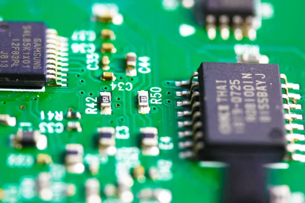 Düz Yeşil Bir Elektronik Devre Kartı Pcb Panosunun Üst Görüntüsü — Stok fotoğraf