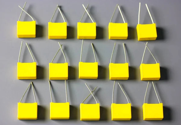 Condensadores Película Amarilla Aislados Sobre Fondo Gris Vista Superior Muchos — Foto de Stock