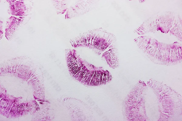 Besos Púrpura Abstractos Aislados Sobre Fondo Blanco Montón Huellas Labios —  Fotos de Stock