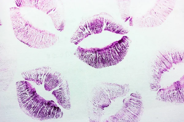 Baisers Violets Abstraits Isolés Sur Fond Blanc Beaucoup Empreintes Lèvres — Photo