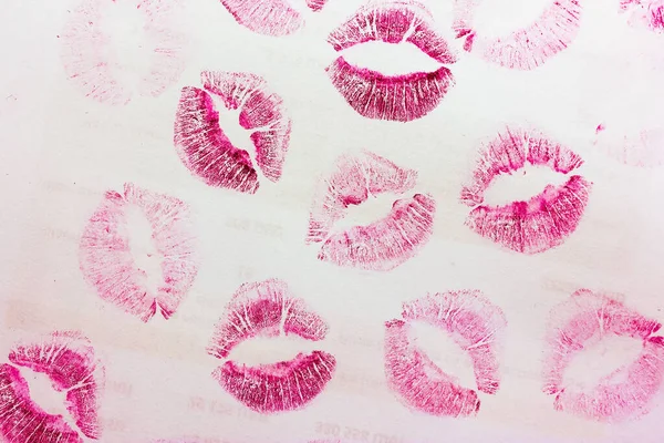 抽象的粉色吻隔离在白色背景上 很多女性唇印在纸上 漂亮的唇印孤立 情人节 浪漫的心情和爱情的概念 口红吻 — 图库照片