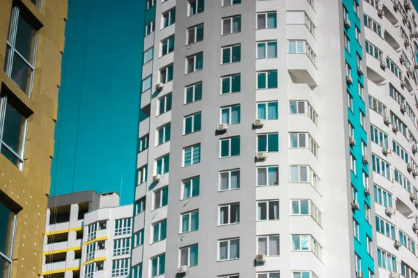 Exterior Moderno Edificio Residencial Contra Cielo Azul Ventanas Aire Acondicionado —  Fotos de Stock