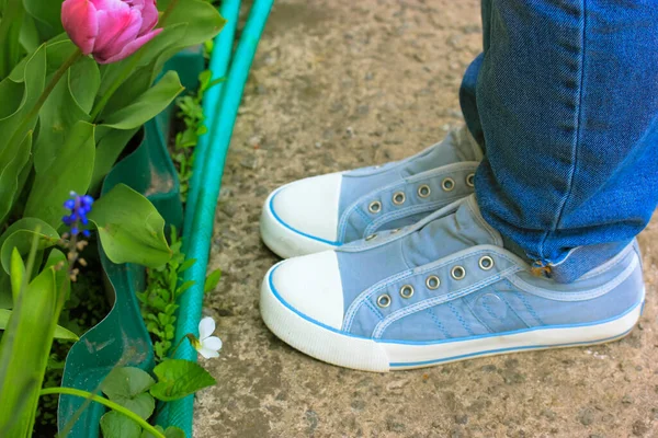 Woman Stays Flowers Spring Garden Sneakers Blue Jeans Face Visible — Stock Photo, Image