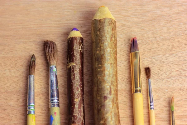 Zestaw Pędzli Malarskich Drewniany Ołówek Fioletowym Prętem Drewnianej Powierzchni Oglądany — Zdjęcie stockowe