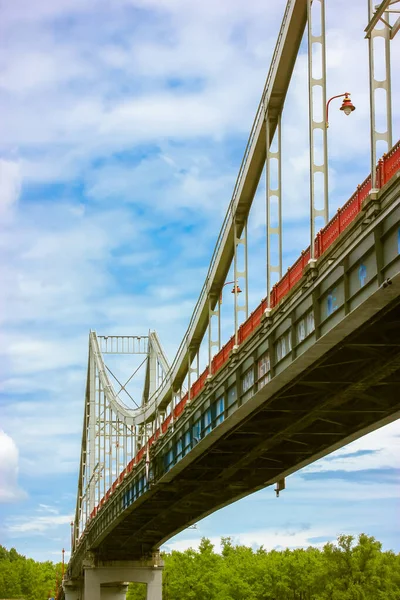 Uma Moderna Ponte Ferro Para Pedestres Com Estrutura Apoio Uma — Fotografia de Stock