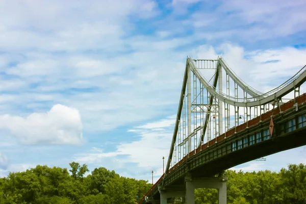 Uma Moderna Ponte Ferro Para Pedestres Com Estrutura Apoio Uma — Fotografia de Stock