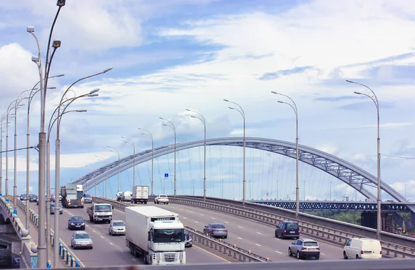 Schöne Aussicht Auf Die Brücke Mit Hohem Autoverkehr Straßenlaternen Vor — Stockfoto