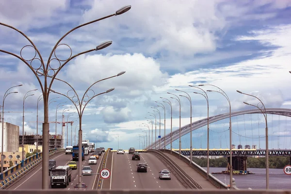 Gyönyörű Kilátás Nyílik Hídra Nagy Sebességű Autós Közlekedéssel Utcai Lámpák — Stock Fotó