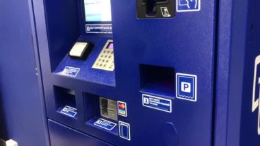 Ödeme istasyonunda park ücreti ödeyen bir sürücü, ATM 'den ödenmiş bir park yeri. PayPass ile terminali ve akıllı telefonu kullanan biri. Modern bir park sayacının deliğine ceza kesen bir el. Otomatik park süresi