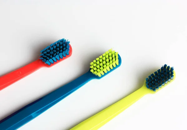 Set Cepillos Dientes Multicolores Plástico Verde Azul Rojo Aislados Sobre — Foto de Stock