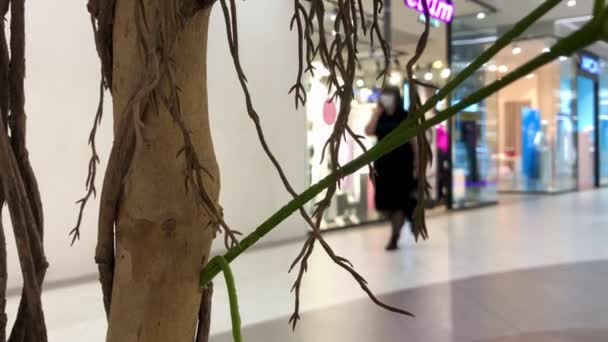 Una Mujer Irreconocible Con Vestido Negro Una Máscara Médica Protectora — Vídeos de Stock