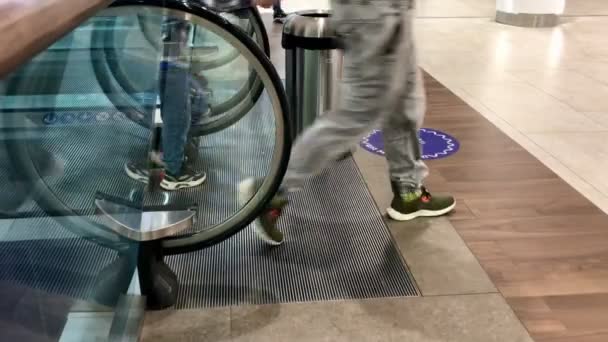 Alışveriş Merkezinde Yürüyen Merdivenden Inip Çıkan Farklı Insanların Ayak Sesleri — Stok video