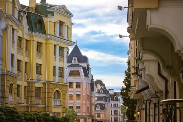 가옥들의 유럽의 조그맣고 조그맣게 거리입니다 여름에는 길가에 도시의 거리입니다 현대의 — 스톡 사진