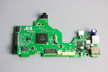 Düz yeşil bir elektronik devre kartı. PCB panosunun üst görüntüsü, yakın plan. Çeşitli elektronik parçaları elektriksel ve mekanik olarak bağlamak için amatör radyo tasarımları. Teknoloji geçmişi