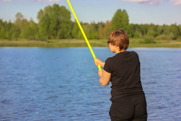 Visser Met Gele Hengel Achtergrond Van Waterplas Blauwe Lucht Zomer — Stockfoto