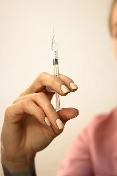 Nurse Beautician Pink Medical Gown Holding Syringe Thin Needle Concept — Stock Photo, Image