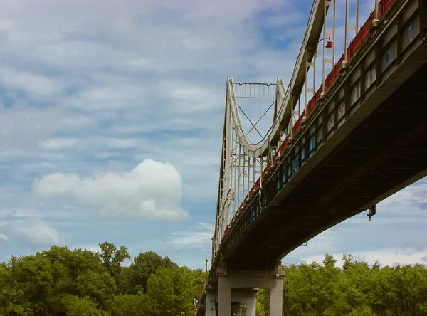 Moderno Puente Peatonal Hierro Con Estructura Soporte Una Linterna Contra —  Fotos de Stock