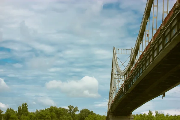 Uma Moderna Ponte Ferro Para Pedestres Com Estrutura Apoio Uma — Fotografia de Stock