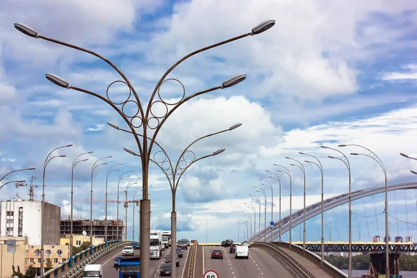 Gyönyörű Kilátás Nyílik Hídra Nagy Sebességű Autós Közlekedéssel Utcai Lámpák — Stock Fotó
