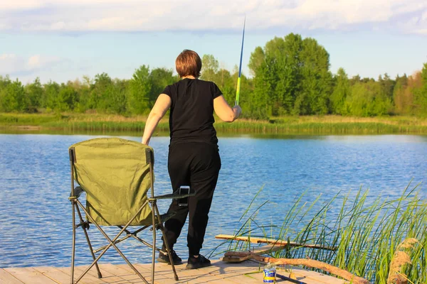 Pêcheuse Debout Sur Une Plateforme Bois Jetée Avec Une Canne — Photo