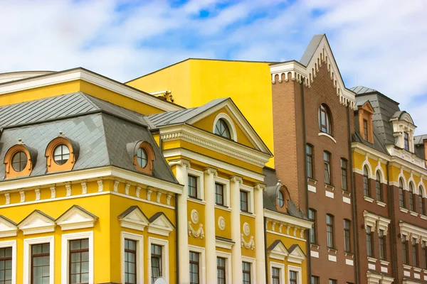 노란색 갈색의 아름다운 건물들이 구름낀 하늘을 정면에서 바라봅니다 둥그스름하고 네모난 — 스톡 사진