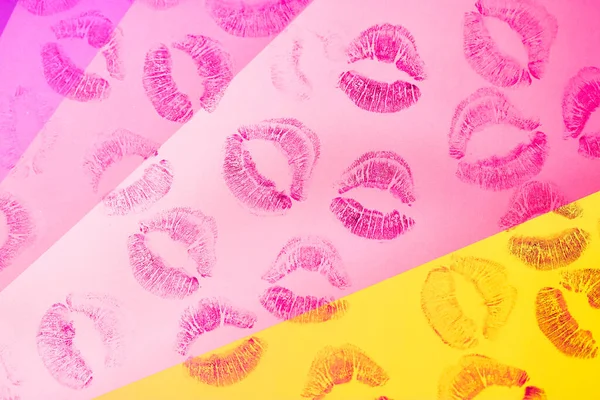 Abstract paars roze lippenstift kusjes op gele roze kunstachtergrond. Lipstempels. — Stockfoto