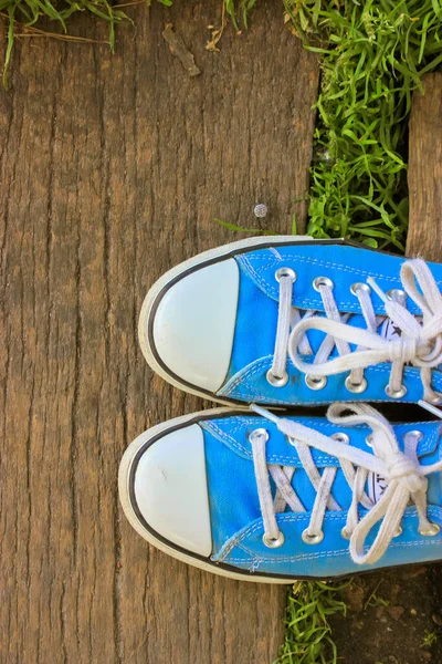 Pige Blå Sneakers Står Træbro Top View Fladt Kvinders Fødder - Stock-foto