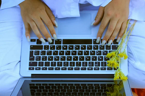 Egy Felismerhetetlen Lány Fehér Öltönyben Gépel Egy Laptop Billentyűzetén Egy — Stock Fotó