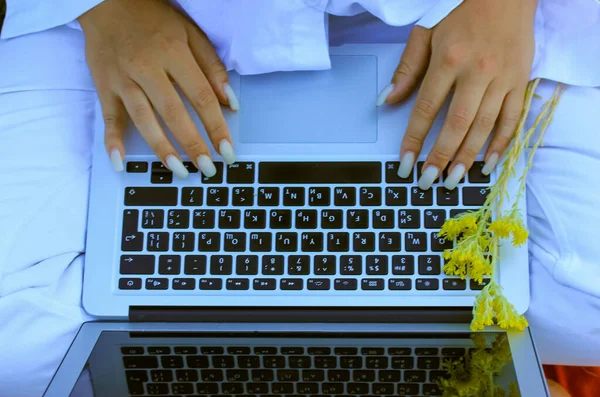 Uigenkendelig Pige Hvid Dragt Skriver Bærbar Tastatur Sidder Orange Plaid - Stock-foto