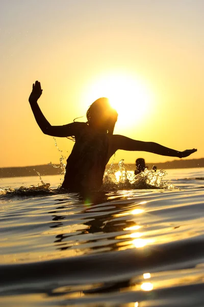 Silhouette Bambini Felici Che Giocano Acqua Bambini Divertono Divertono Saltano — Foto Stock