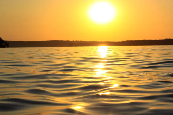 Sol Pôr Sol Ondas Mar Perto Baixo Ângulo Visão Superfície — Fotografia de Stock