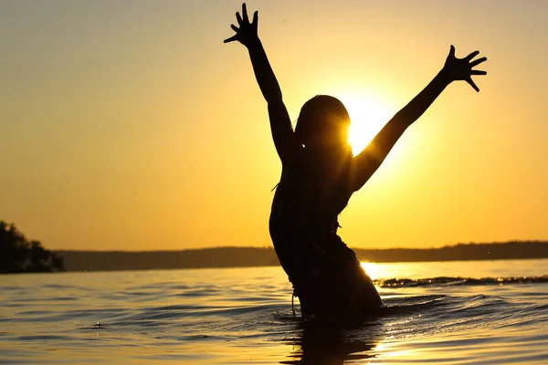 Silueta Adolescente Feliz Pie Una Pose Segura Río Estanque Agua — Foto de Stock